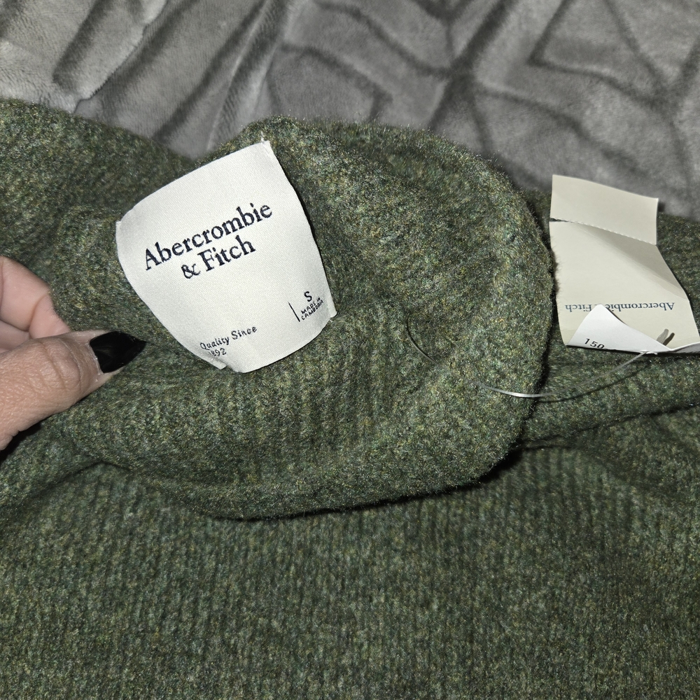 Abercrombie & Fitch Green Women's Sweater